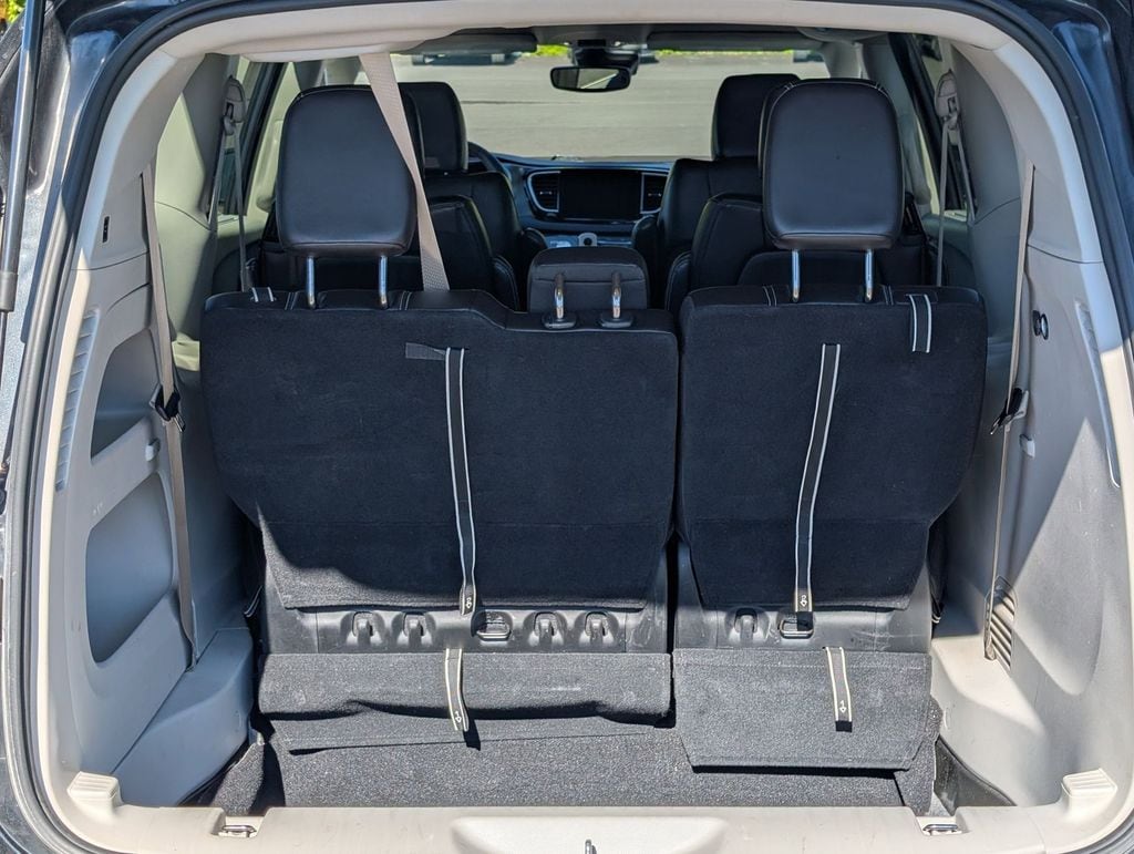 Used 2023 Chrysler Pacifica - photo 2