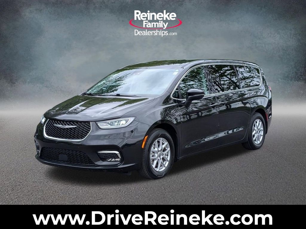Used 2023 Chrysler Pacifica - photo 1