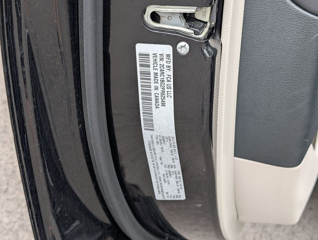 Used 2023 Chrysler Pacifica - photo 2