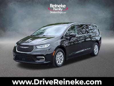 Used 2023 Chrysler Pacifica - photo 1