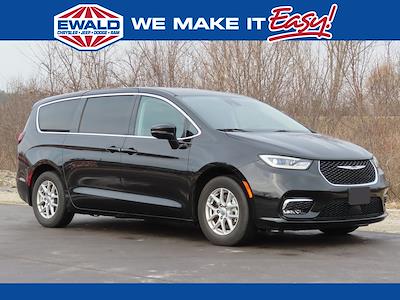 Used 2024 Chrysler Pacifica - photo 1