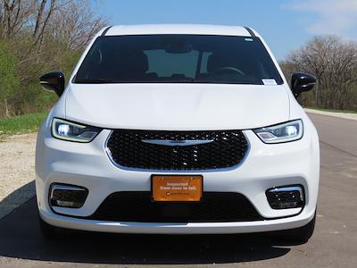 Used 2025 Chrysler Pacifica - photo 2