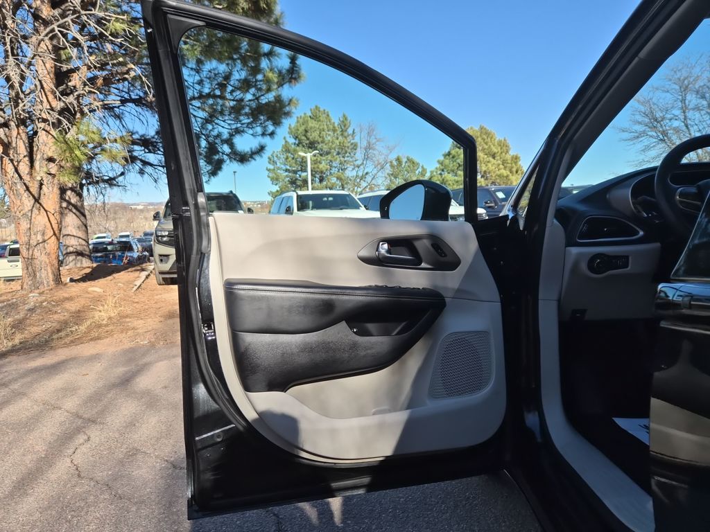 Used 2024 Chrysler Pacifica - photo 11