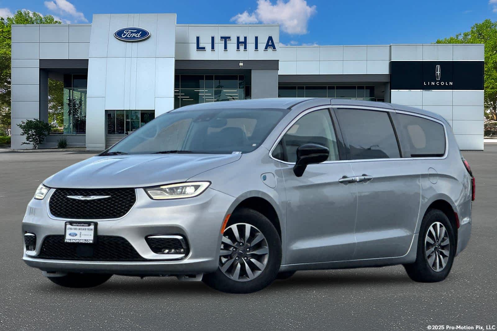 Used 2024 Chrysler Pacifica - photo 1