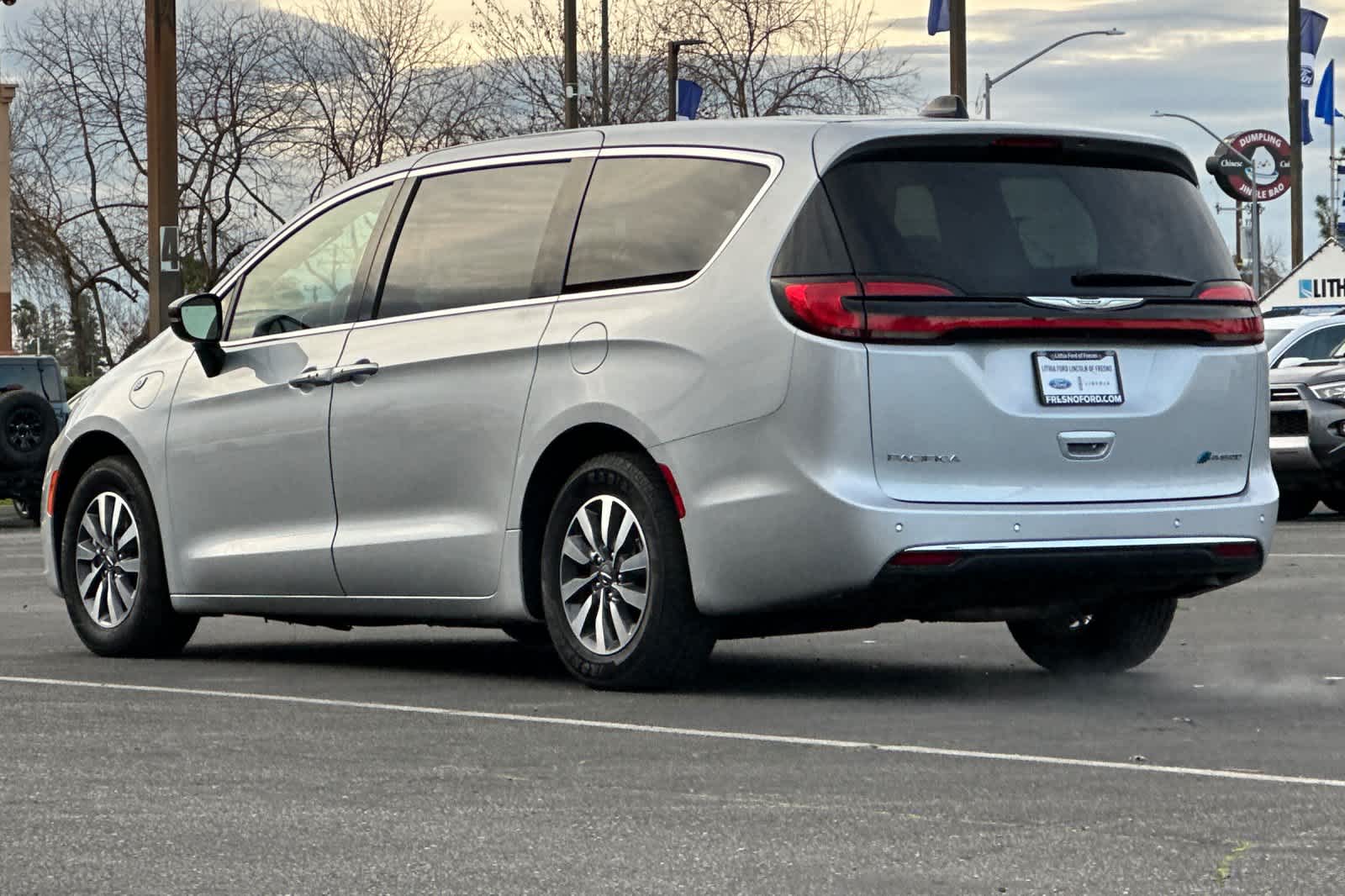 Used 2024 Chrysler Pacifica - photo 2