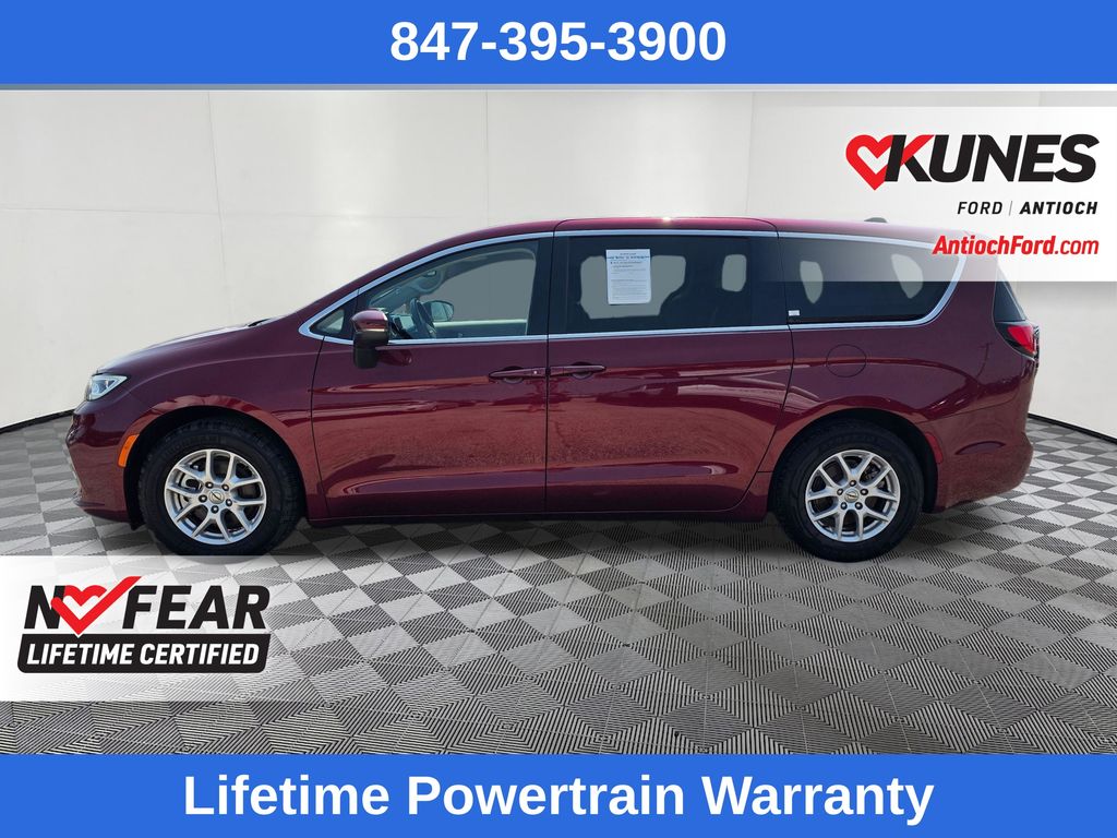 Used 2023 Chrysler Pacifica - photo 2