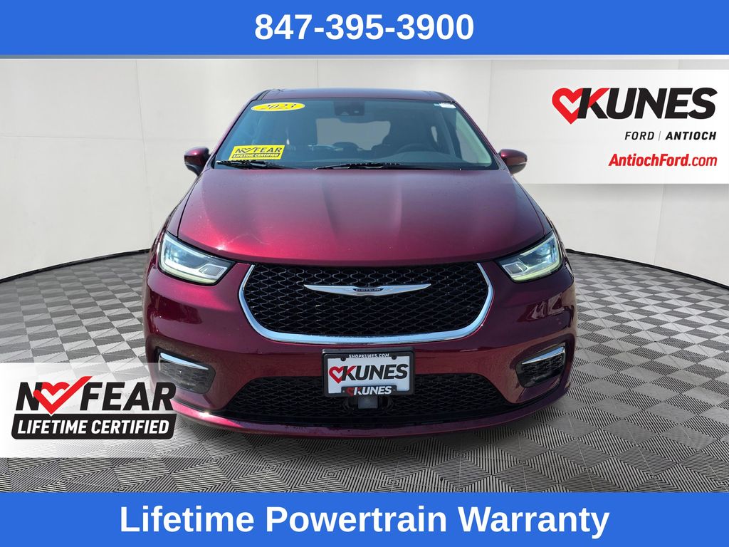 Used 2023 Chrysler Pacifica - photo 2