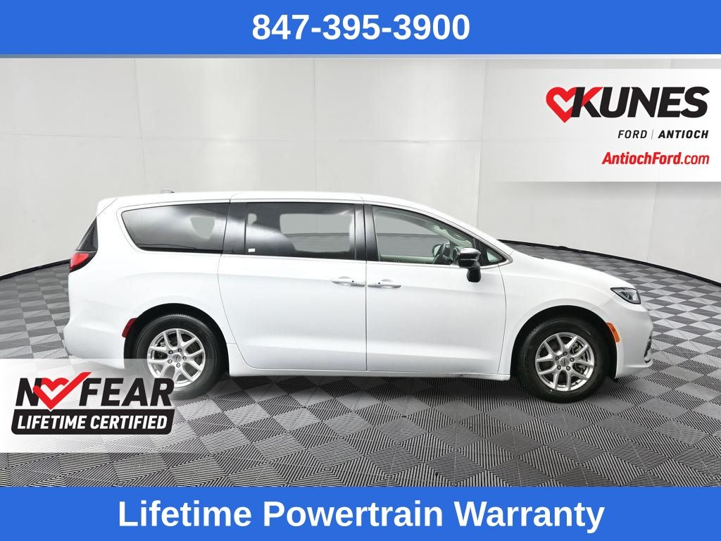 Used 2024 Chrysler Pacifica - photo 2