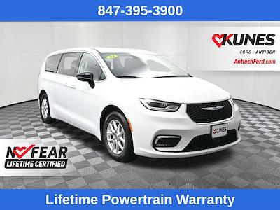 Used 2024 Chrysler Pacifica - photo 1