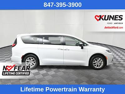 Used 2024 Chrysler Pacifica - photo 1