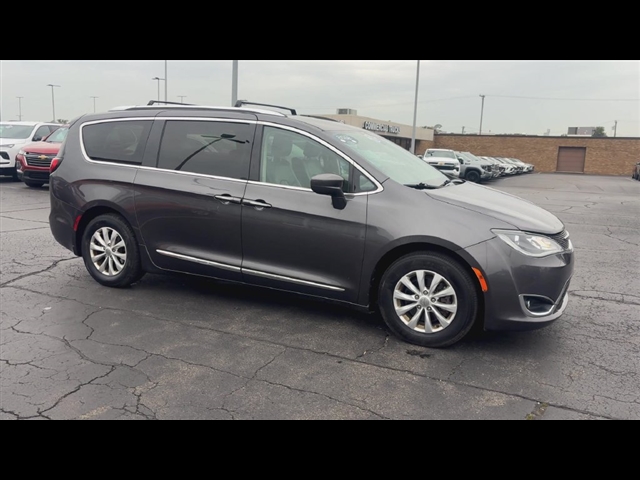 Used 2018 Chrysler Pacifica - photo 2