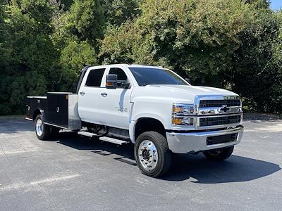 2023 Chevrolet Silverado 5500 Crew Cab DRW 4WD Flatbed Truck for sale #CR59458A - photo 1