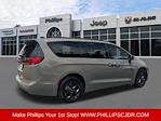 Used 2025 Chrysler Pacifica Select Minivan thumbnail 3
