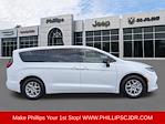Used 2025 Chrysler Pacifica Select Minivan thumbnail 2