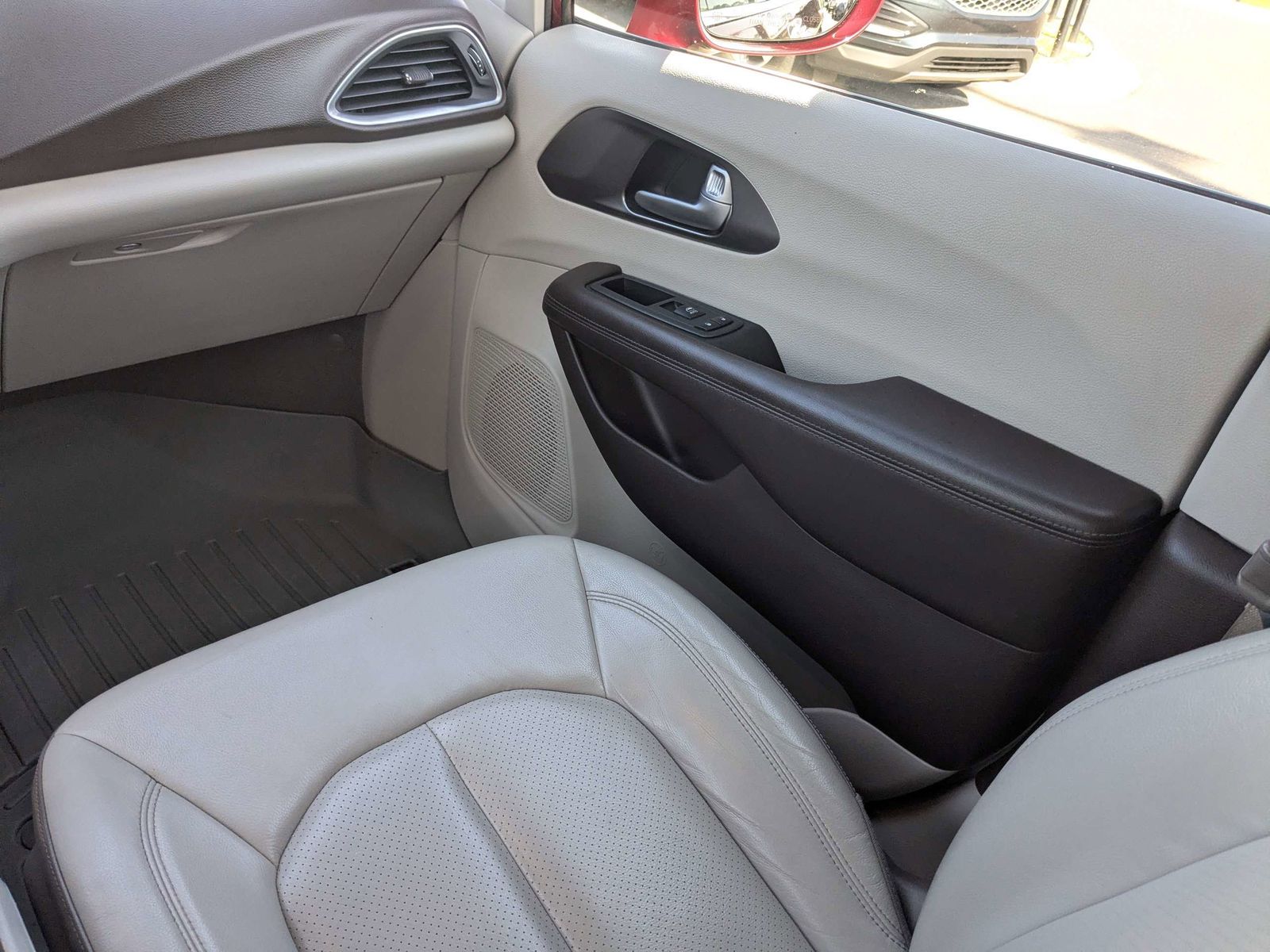 Used 2018 Chrysler Pacifica - photo 20