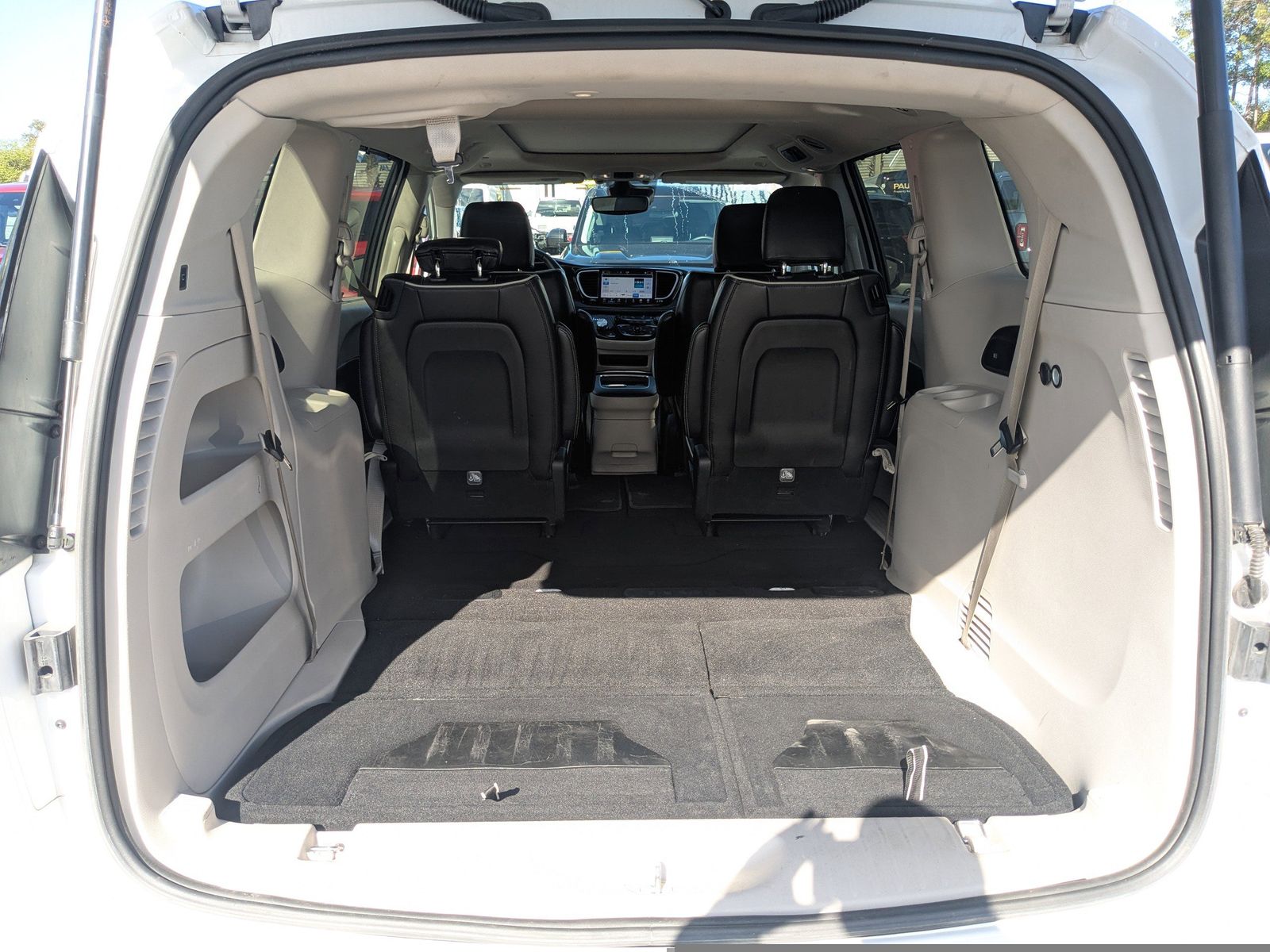 Used 2024 Chrysler Pacifica - photo 2