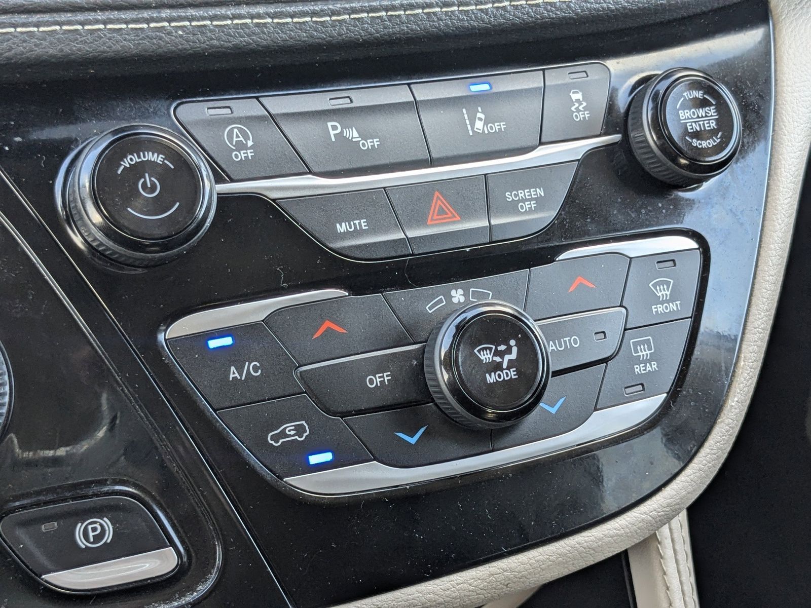 Used 2024 Chrysler Pacifica - photo 24