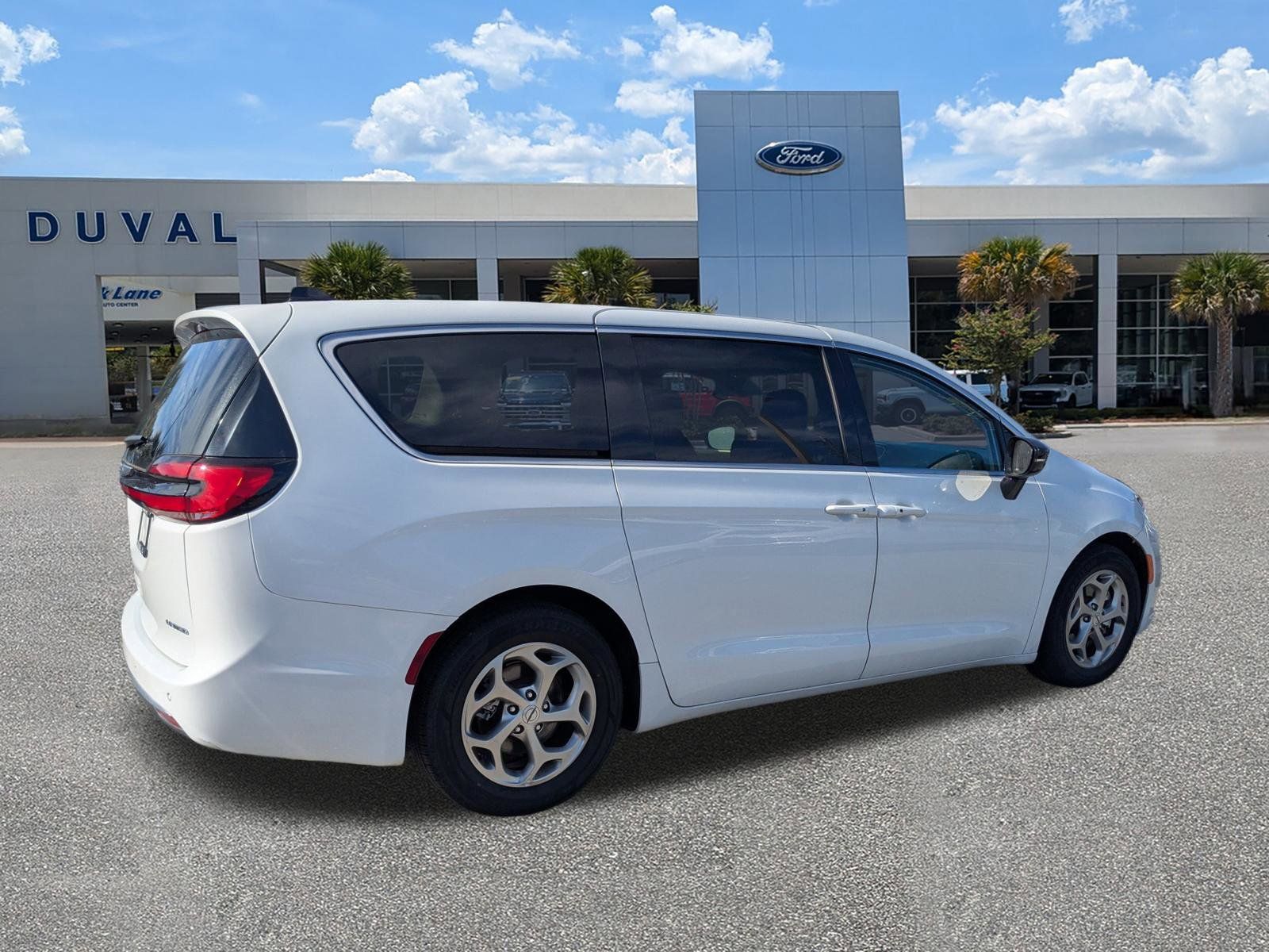Used 2024 Chrysler Pacifica - photo 5
