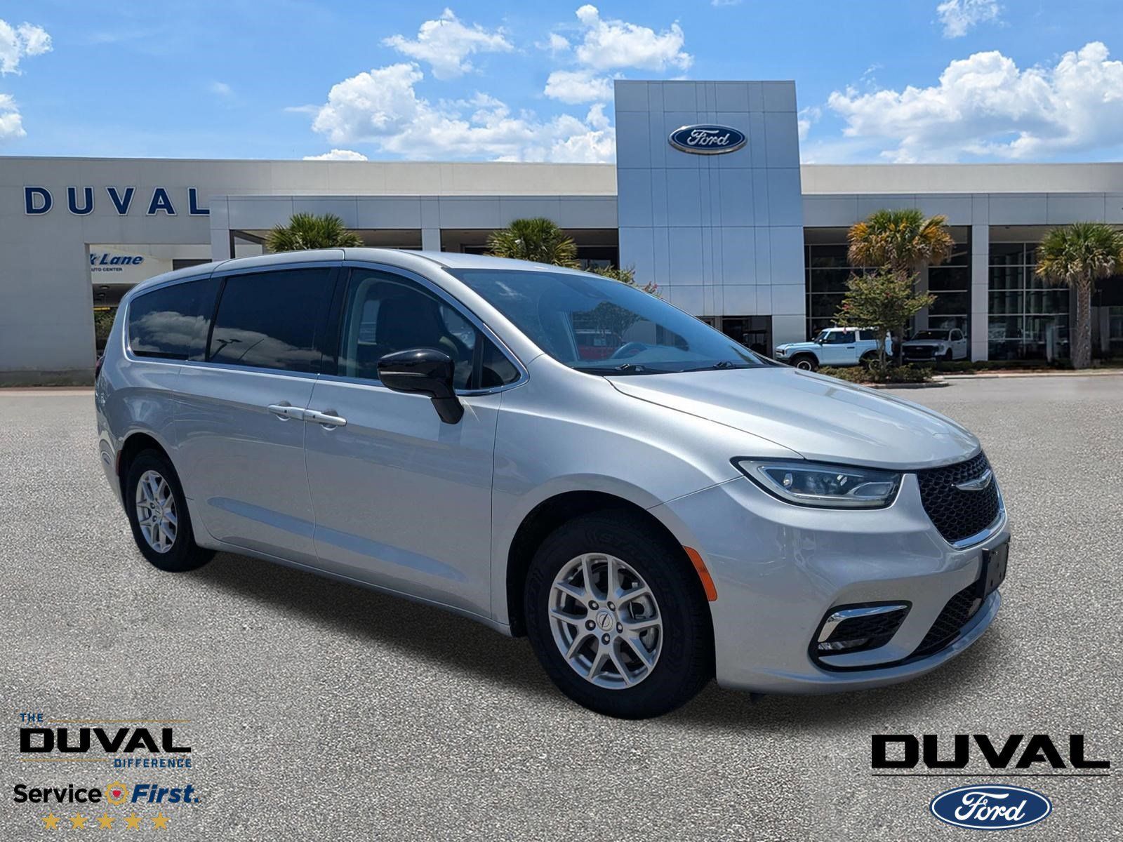 Used 2024 Chrysler Pacifica - photo 1