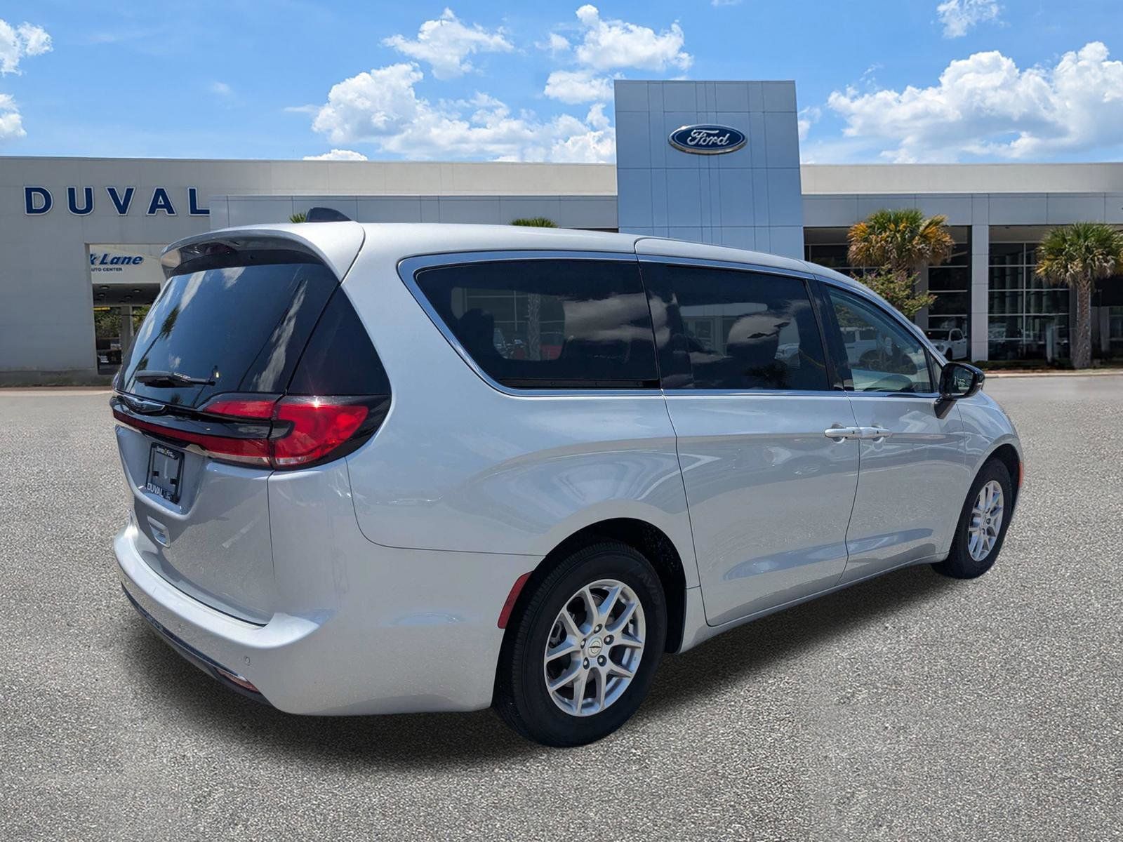 Used 2024 Chrysler Pacifica - photo 6