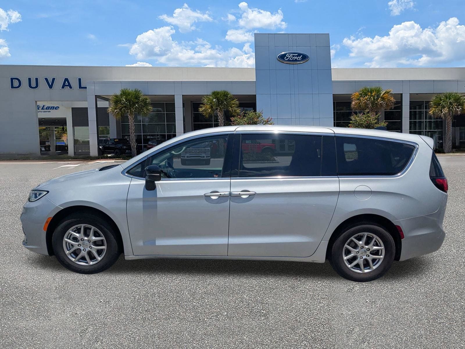 Used 2024 Chrysler Pacifica - photo 9