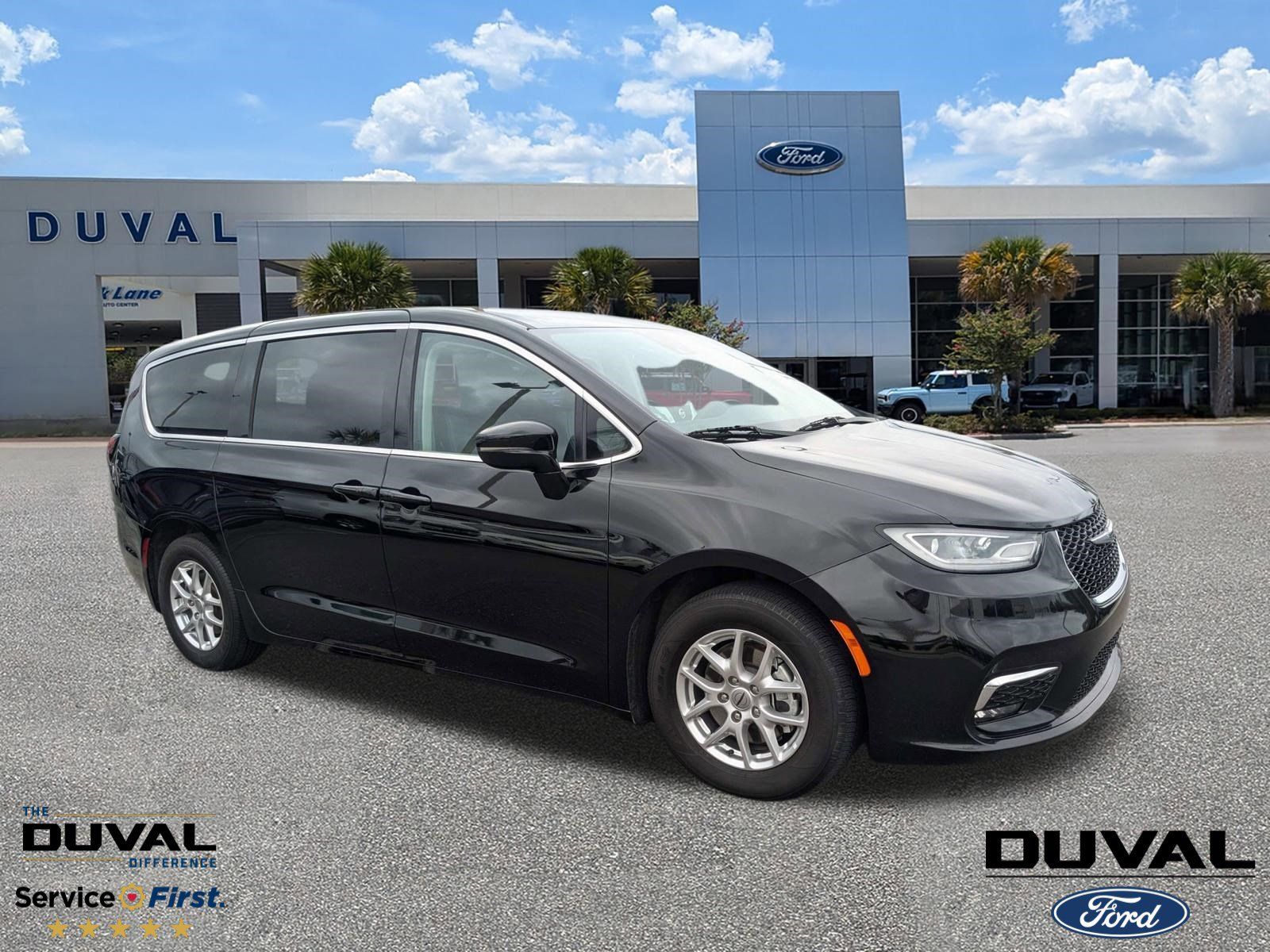 Used 2024 Chrysler Pacifica - photo 1