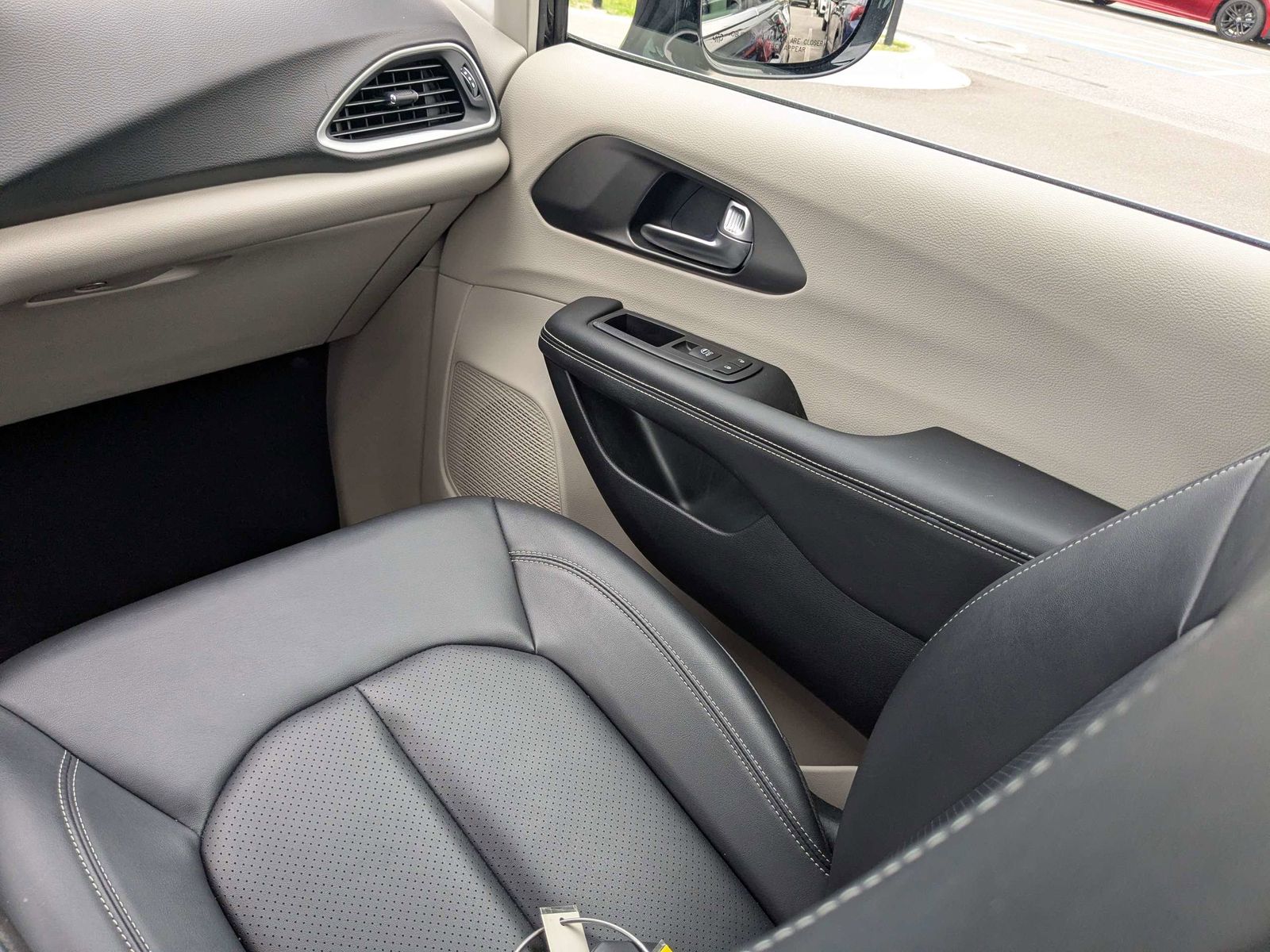 Used 2024 Chrysler Pacifica - photo 15