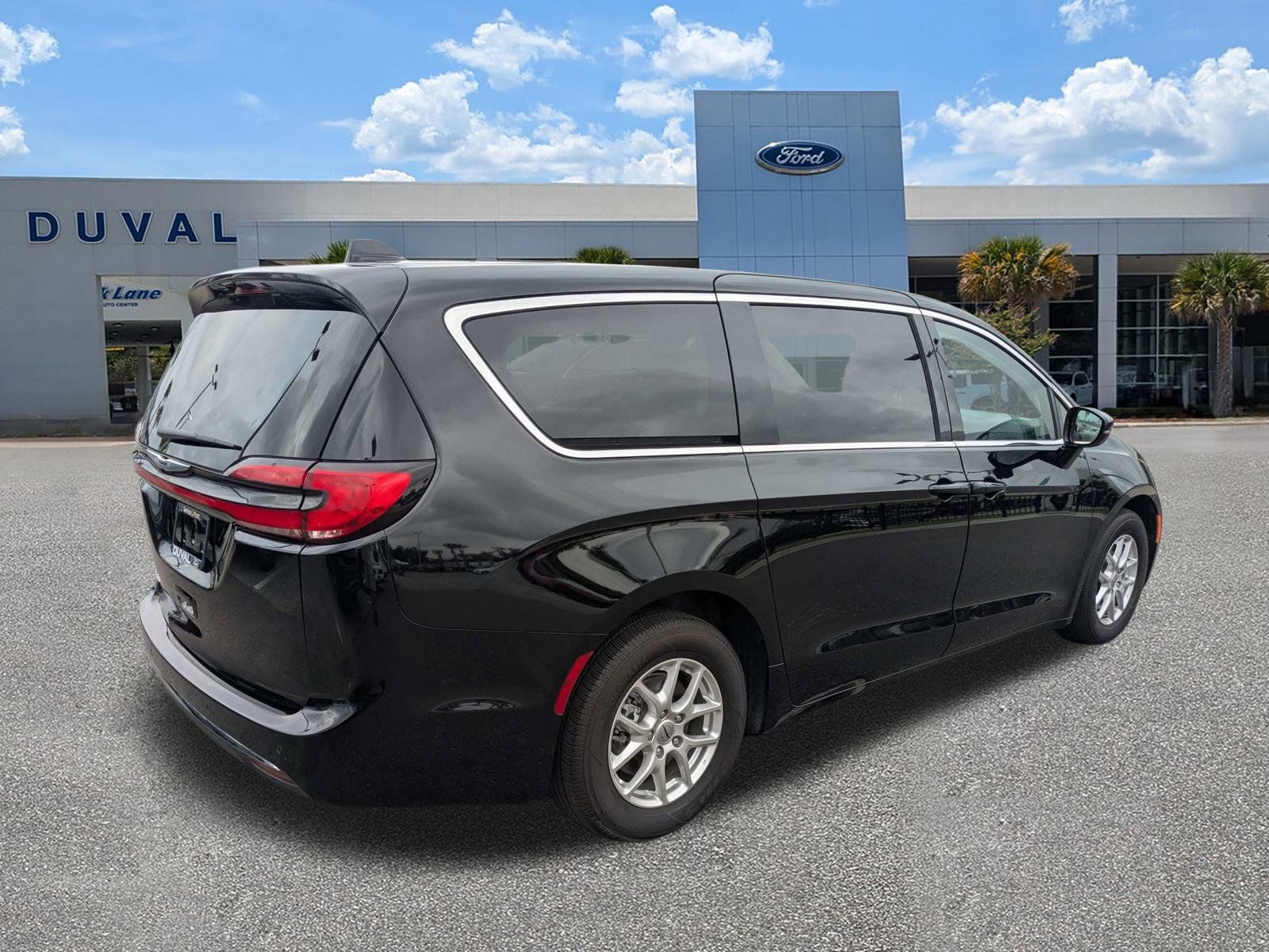 Used 2024 Chrysler Pacifica - photo 2