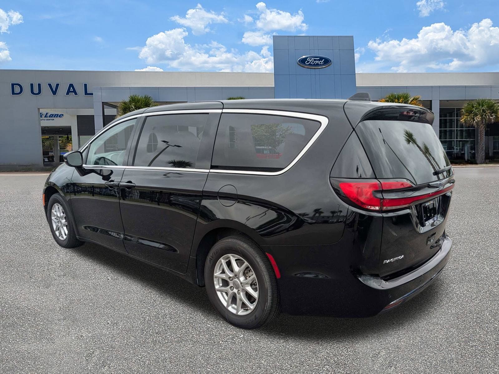 Used 2024 Chrysler Pacifica - photo 2