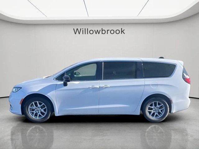 Used 2024 Chrysler Pacifica Touring L Minivan - photo 2