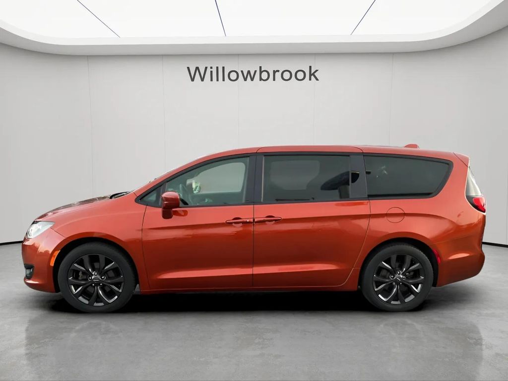Used 2018 Chrysler Pacifica - photo 2