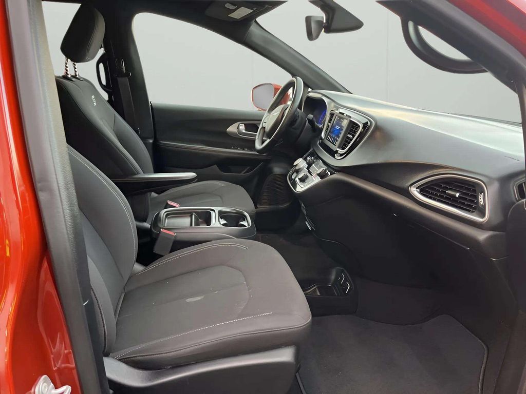 Used 2018 Chrysler Pacifica - photo 11