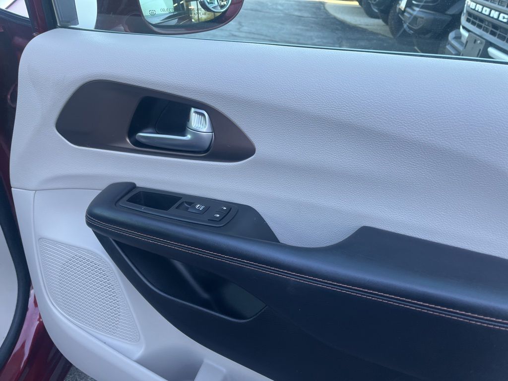 Used 2017 Chrysler Pacifica - photo 13