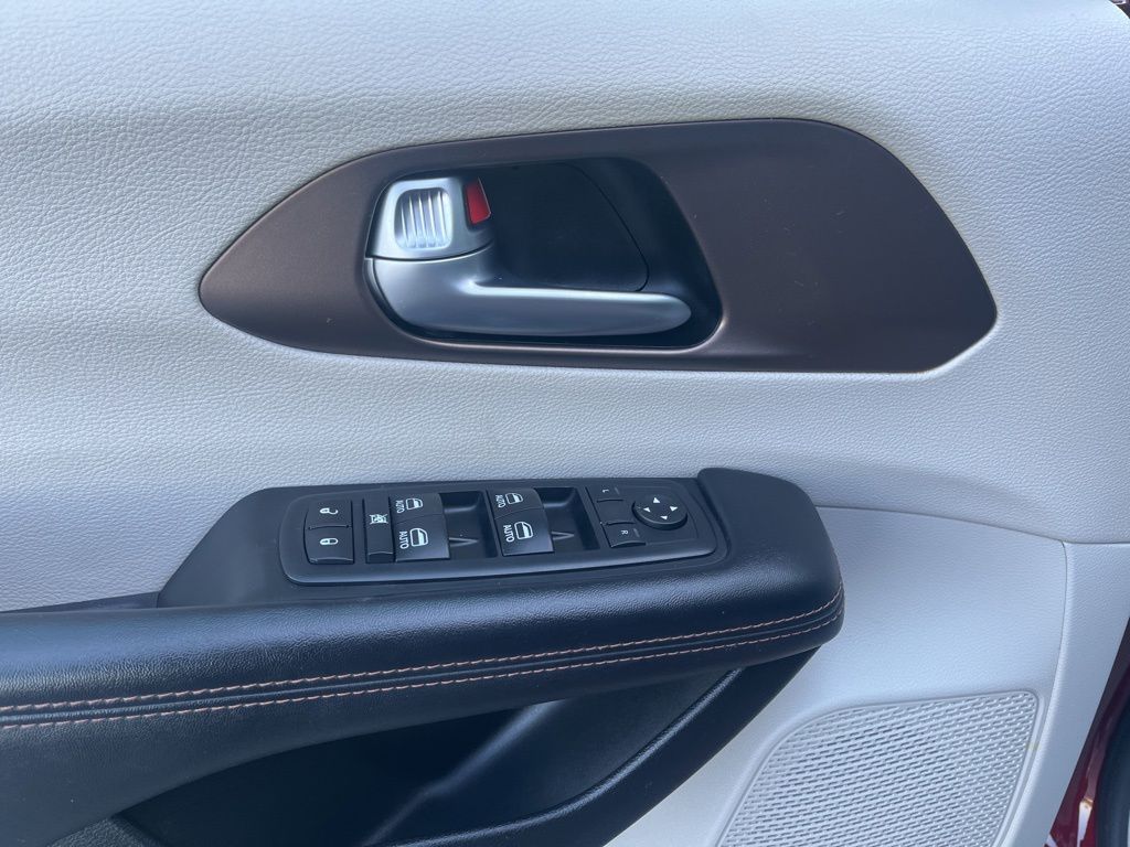 Used 2017 Chrysler Pacifica - photo 21