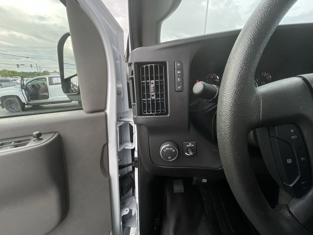 Used 2025 Chevrolet Express 2500 - photo 18