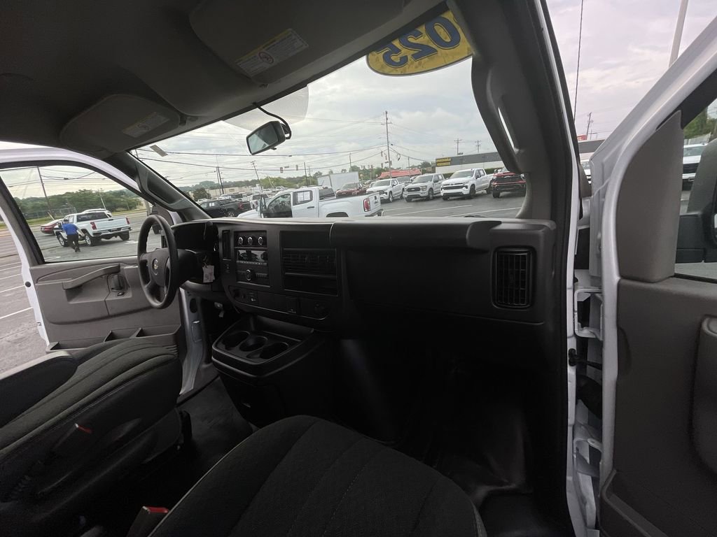 Used 2025 Chevrolet Express 2500 - photo 26