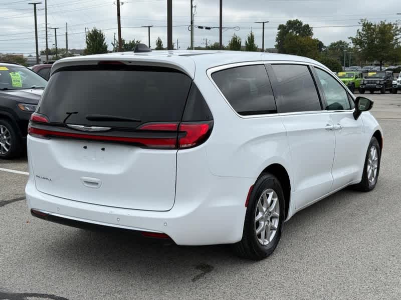 Used 2024 Chrysler Pacifica - photo 2