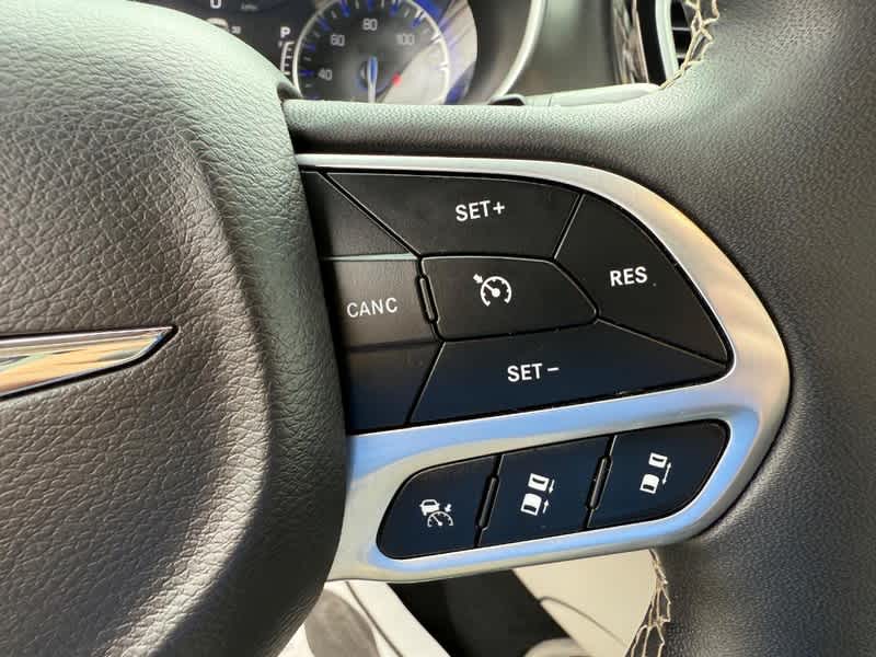 Used 2024 Chrysler Pacifica - photo 5