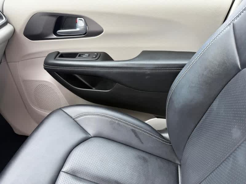 Used 2024 Chrysler Pacifica - photo 11