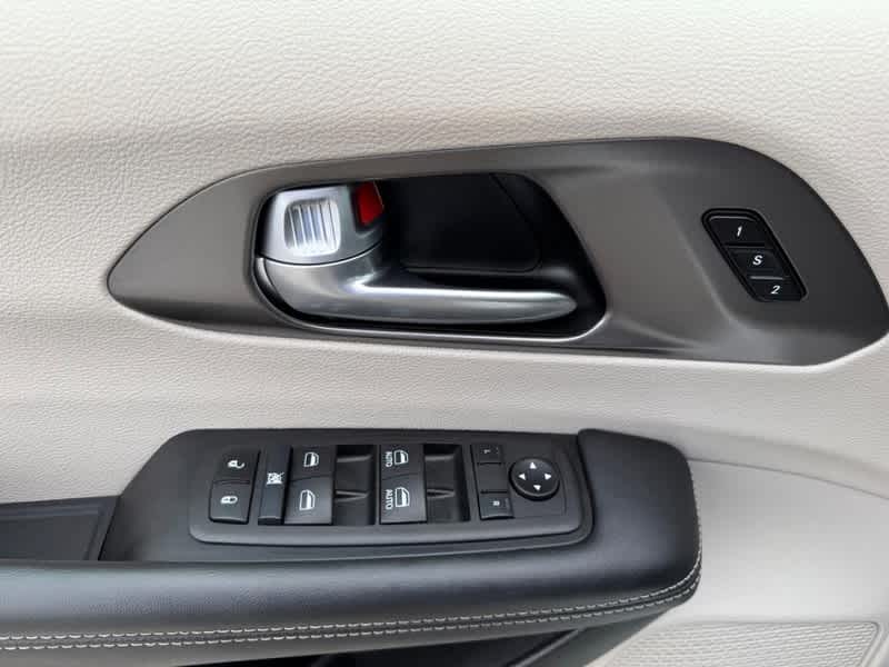 Used 2024 Chrysler Pacifica - photo 14