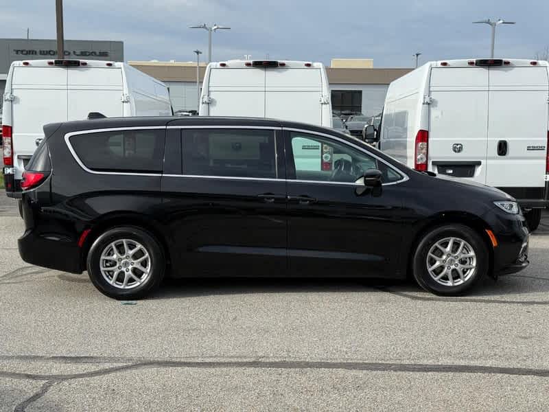 Used 2024 Chrysler Pacifica - photo 5