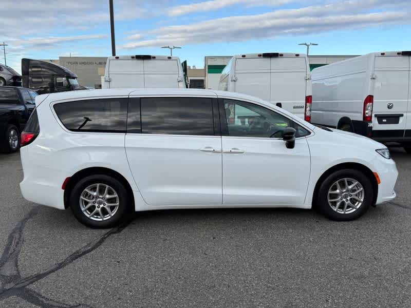 Used 2024 Chrysler Pacifica - photo 5