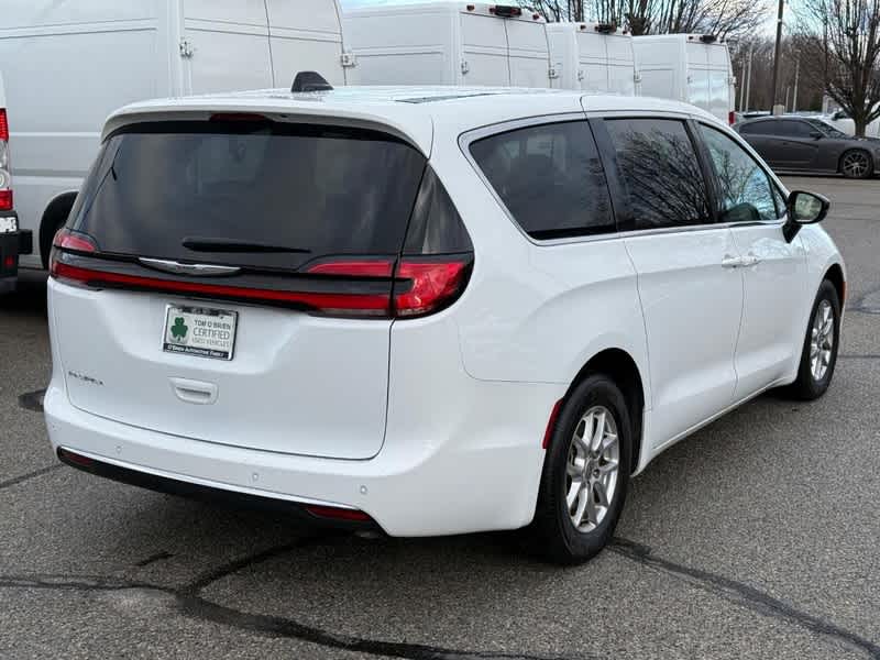Used 2024 Chrysler Pacifica Touring L Minivan - photo 2