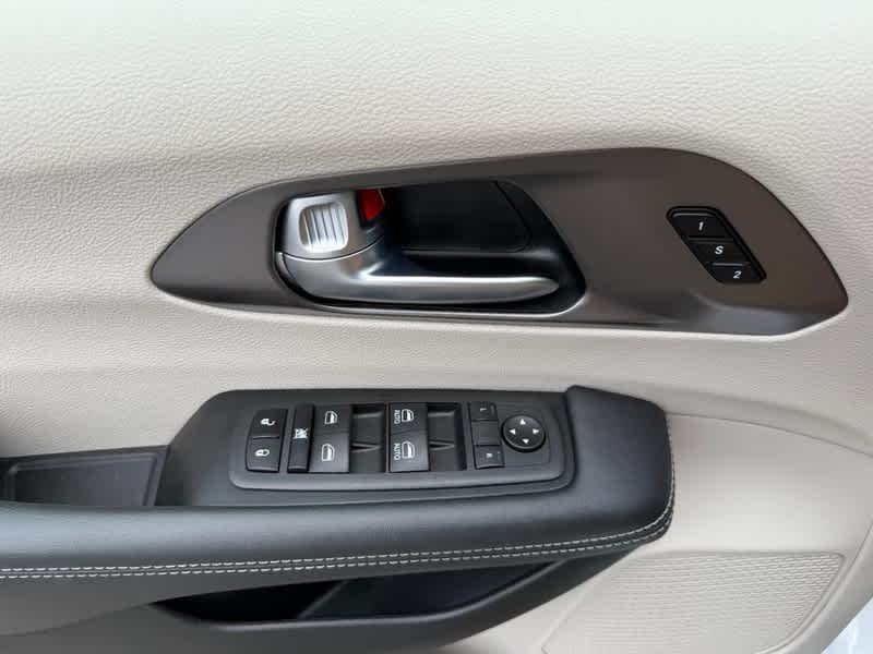 Used 2024 Chrysler Pacifica - photo 26