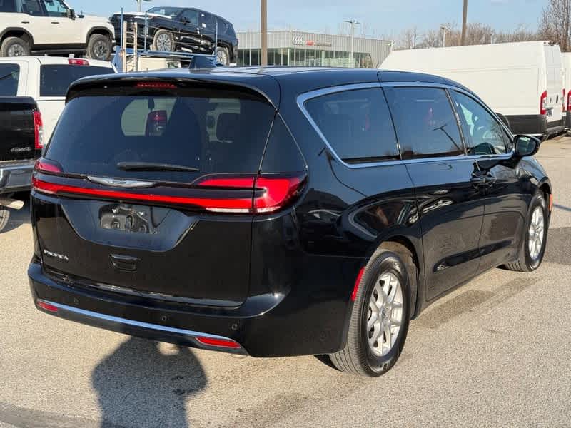Used 2025 Chrysler Pacifica - photo 2