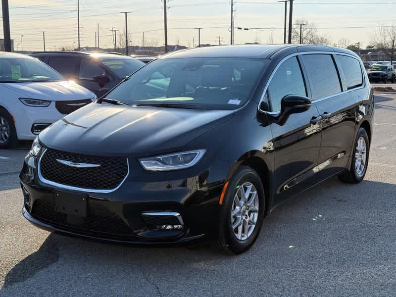 Used 2025 Chrysler Pacifica - photo 11