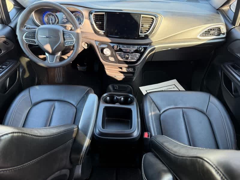 Used 2025 Chrysler Pacifica - photo 15