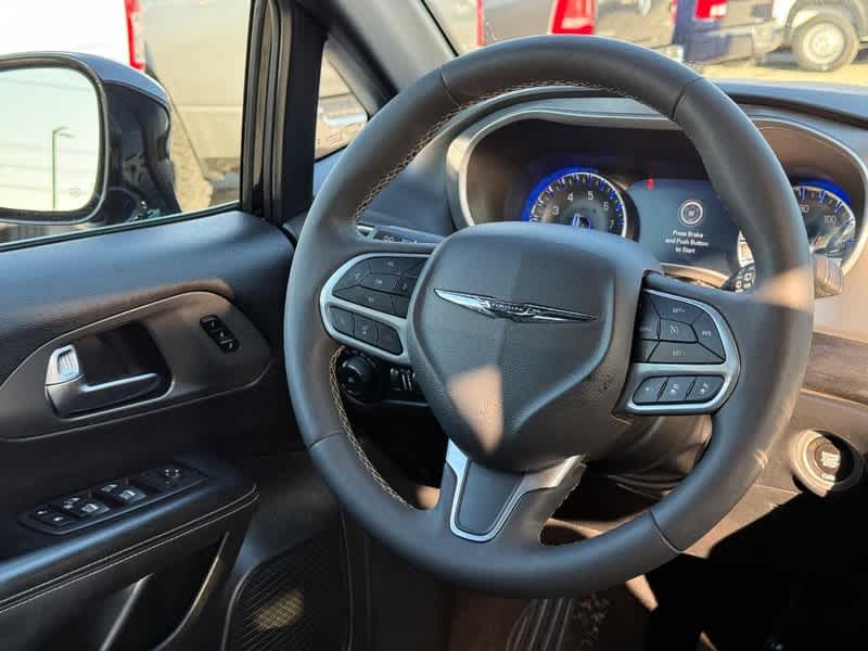 Used 2025 Chrysler Pacifica - photo 16