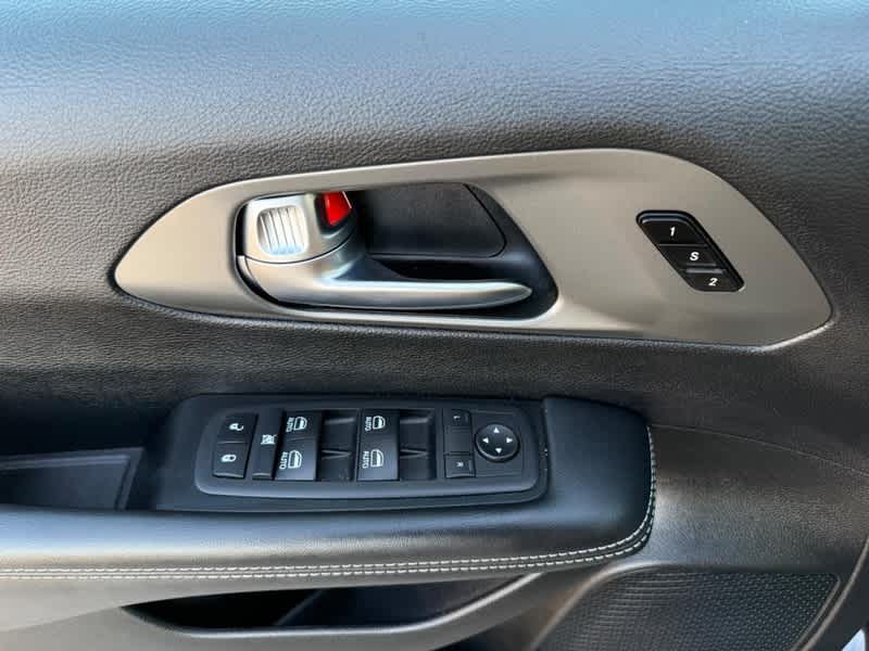 Used 2025 Chrysler Pacifica - photo 27