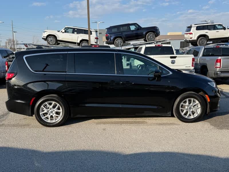 Used 2025 Chrysler Pacifica - photo 6